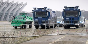 Man sieht zwei Wasserwerfer und einen Räumpanzer