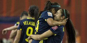 Zwei kolumbianische Fußballerinnen umarmen sich