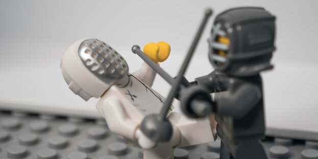 zwei Lego-Männchen fechten