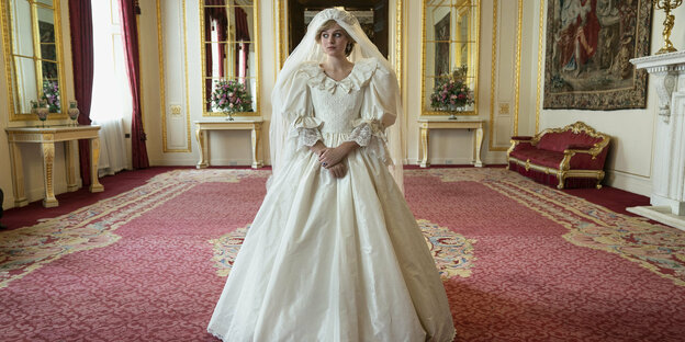 eine Frau im Brautkleid in einem Palast