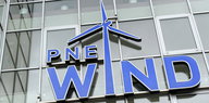 Logo der Firma PNE mit einem Windrad und dem Wort „Wind“ darunter