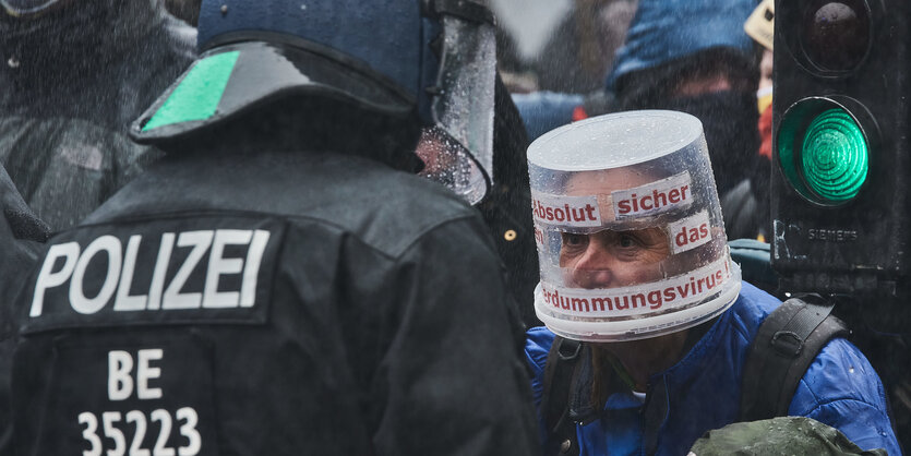 Diskussion Polzist diskutiert mit Demonstranten