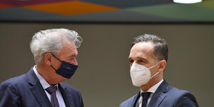 Luxemburgs Außenminister Jean Asselborn und Deutschlands Außenminister Heiko Maas unterhalten sich mit Mund-Nasenbedeckung am Montag in Brüssel