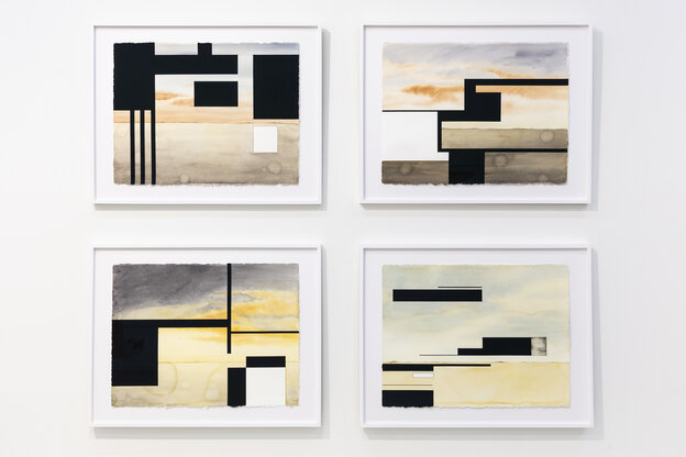 Vier Zeichnungen von Andrea Zittel an der Wand. Sie zeigen Raumansichten Vier Zeichnungen von Andrea Zittel an der Wand. Sie zeigen Raumansichten