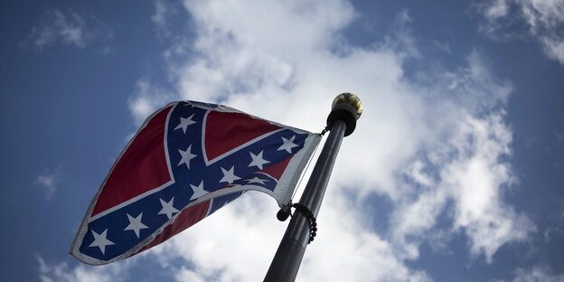 Flagge der Konföderierten vor leicht bewölktem Himmel