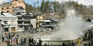 Das japanische Dorf Kusatsu heißen Quellen