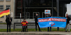 afd-Anhänger stehen bei einer Demonstration mit einem Banner "Willkür beeneden" vor dem Sächsischen Landtag