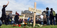 Symbolische Gräber auf dem Rasen vor dem Bundestag