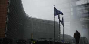 EU-Kommissionsgebäude im Nebel