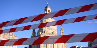 Ein Absperrband hängt auf dem Neumarkt vor der Frauenkirche in Dresden