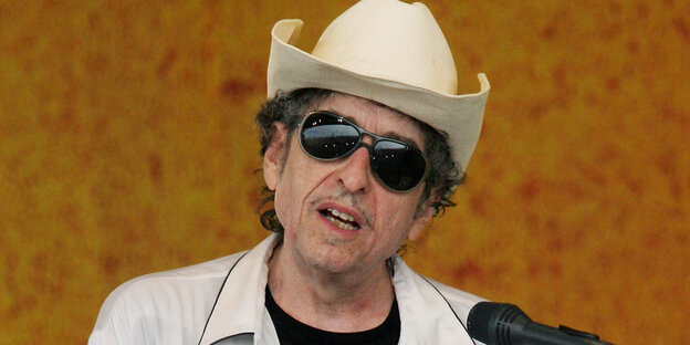Bob Dylan 2006 bei einem Konzert in New Orleans