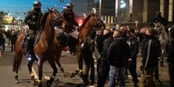 Polizisten auf Pferden stehen in Leipzig vor Corona-Demonstranten