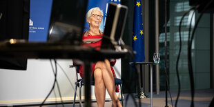 Die Präsidentin der Europäischen Zentralbank Christine Lagarde sitzt auf auf einem Podium