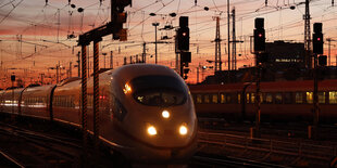 ICE und Oberleitungen und Gleisanlagen am Hauptbahnhof Frankfurt am Main am Abend