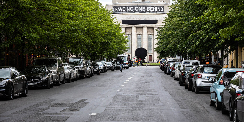 leere Strasse und Theater der Volksbühne mit der Aufschrift "Leave no one behind"