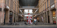 Vor dem Einkaufszentrum «Mall of Berlin» steht eine Weihnachtsmann-Skulptur. Der Bund will in der Corona-Krise schärfere Auflagen für den Einzelhandel