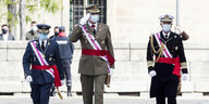 Spaniens König Felipe VI. Mit Mund-Nasenbedeckung bei einer Militärparade