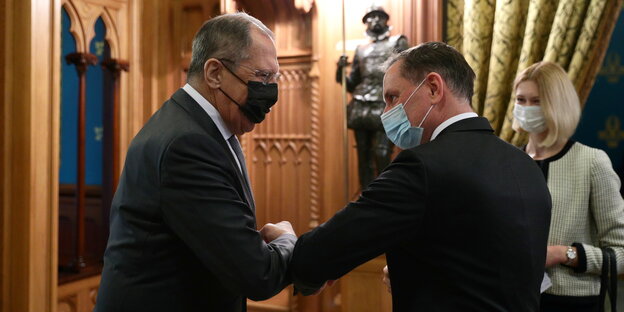 Russlands Außenminister Sergej Lawrow und Tino Chrupalla (AfD) begrüßen sich mit Mund-nasenschutz und Ellenbogen-Check