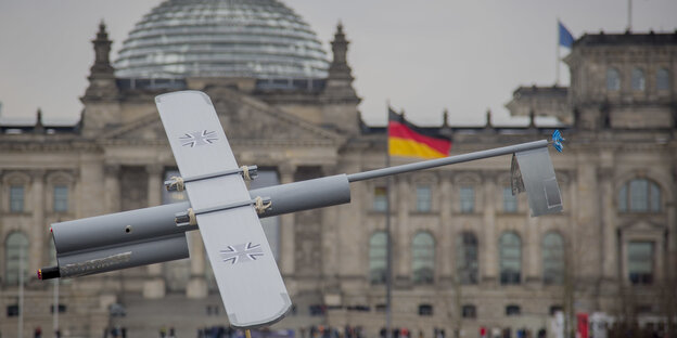 Drohnenattrappe vor dem Reichstag