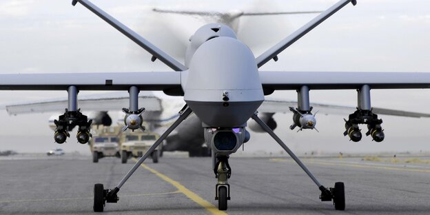 Eine bewaffnete MQ-9 Reaper Drohne auf einer Landebahn