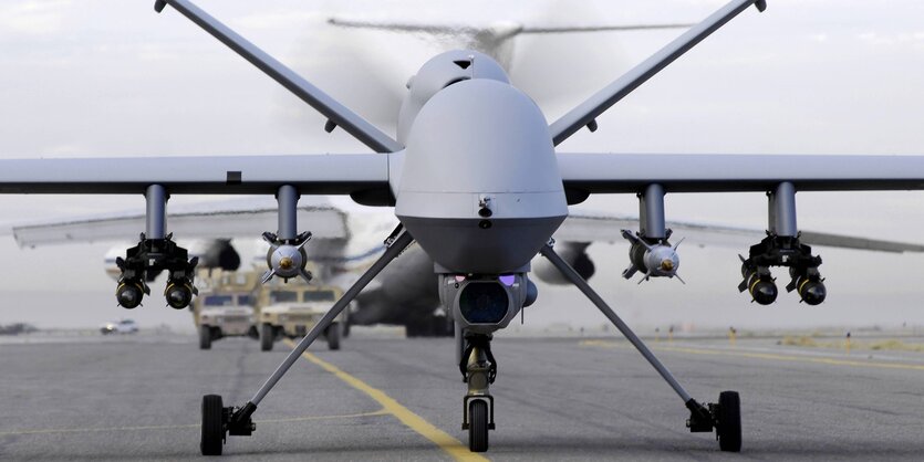 Eine bewaffnete MQ-9 Reaper Drohne auf einer Landebahn