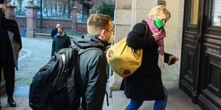 Sebastian Striegel und Cornelia Lüddemann auf der Treppe der Staatskanzlei