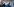 Auf einer Intensivstation laufen Menschen in Schutzkleidung umher