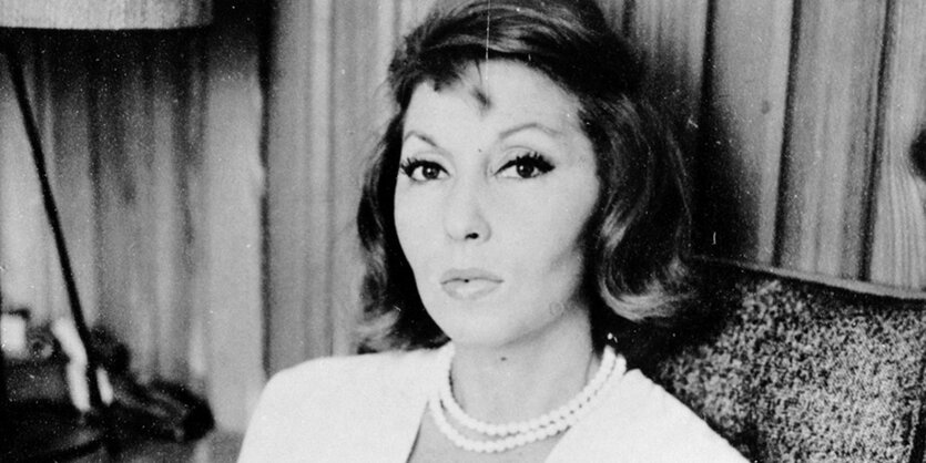 Ein schwarzweißes Porträt einer eleganten Frau, Clarice Lispector.