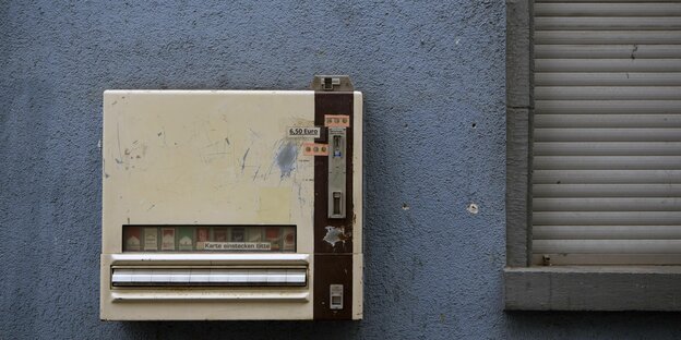 Ein Zigarettenautomat vor einer grau-blauen Wand