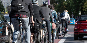 Radfahrer stehen in Berlin an einer Ampel