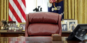 Roter Sessel und Trumps leerer Schreibtisch