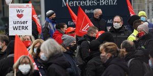 IG-Metall Fahnen auf einer Demonstration in Berlin