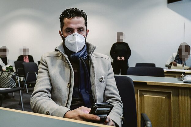 Nebenkläger Ismet Tekin vom Kiez Döner sitzt im Verhandlungssaal Nebenkläger Ismet Tekin vom Kiez Döner sitzt im Verhandlungssaal