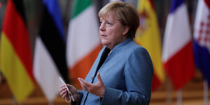 Angela Merkel beim EU-Gipfel im Oktober steht vor eropäischen Flaggen