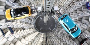 Innenansicht vom Volkswagen Autoturm mit Autos und Aufzug fuer Autos