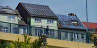 Dächer mit Solarpanels