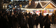 Besucher stehen am Samstag des zweiten Adventswochenendes vor einer Weihnachtsbude am Breitscheidplatz. Im Berliner Bezirk Charlottenburg-Wilmersdorf sind 25 Weihnachtsbuden aufgestellt, als Ersatz für die ausgefallenen Weihnachtsmärkte