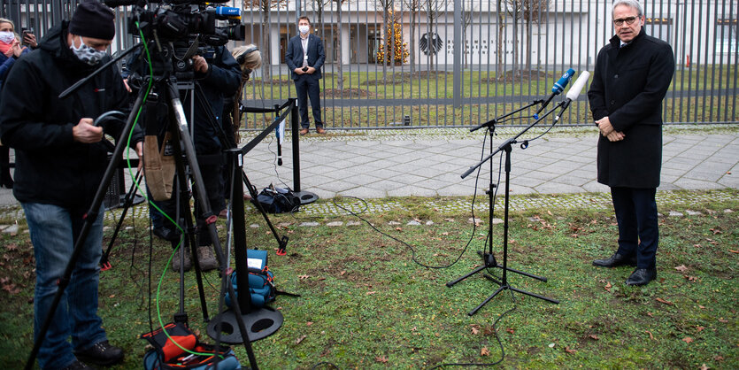 Georg Maier und Journalisten vor der konferenz