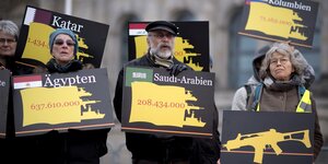 Protestschilder gegen Waffenhandel