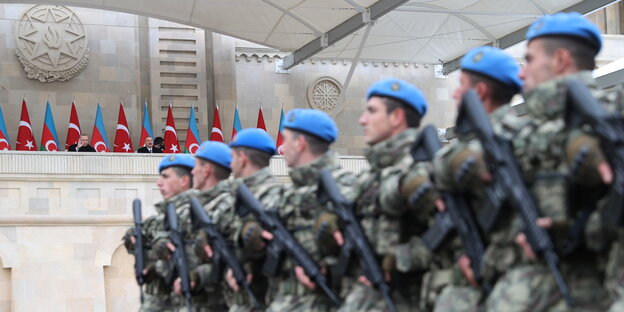 Die Präsidenten Tayyip Erdogan aus der Türkei und Ilham Aliyev aus Aserbaidschan nehmen an einer Militärparade teil, um den Sieg im Berg-Karabach-Konflikt in Baku, Aserbaidschan, zu feiern