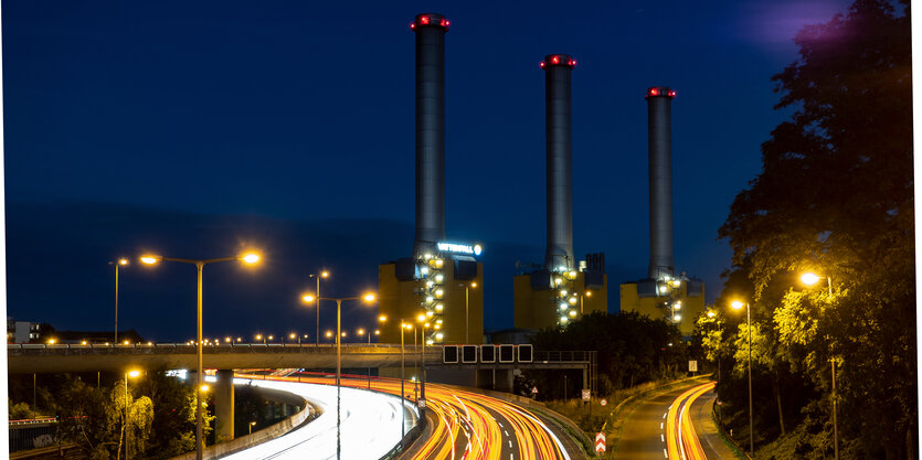 Schornsteine und Autobahn in der Nacht