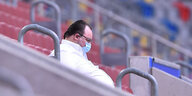 Investor Ponomarev sitzt allein mit Gesichtsmaske auf der Tribüne