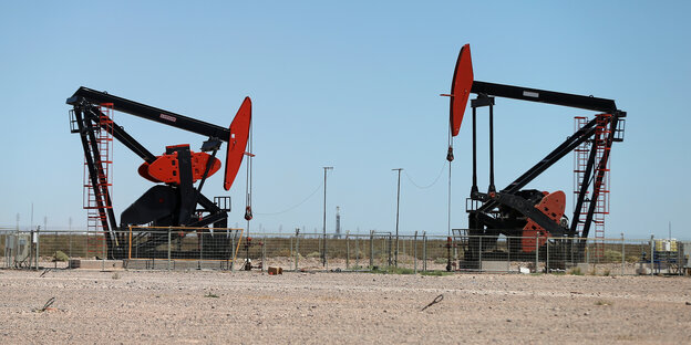 Ölpumpen bei Öl- und Gasbohrungen von Vaca Muerta, Argentinien