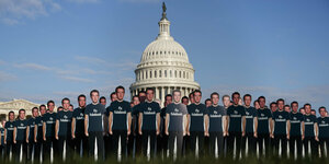Lebensgroße Aufsteller von Facebook-CEO Mark Zuckerberg mit "Fix Fakebook" -T-Shirts vor dem Capitol in Washington
