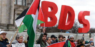 AnhängerInnen der BDS-Bewegung vor dem Berliner Reichstag im Mai 2019