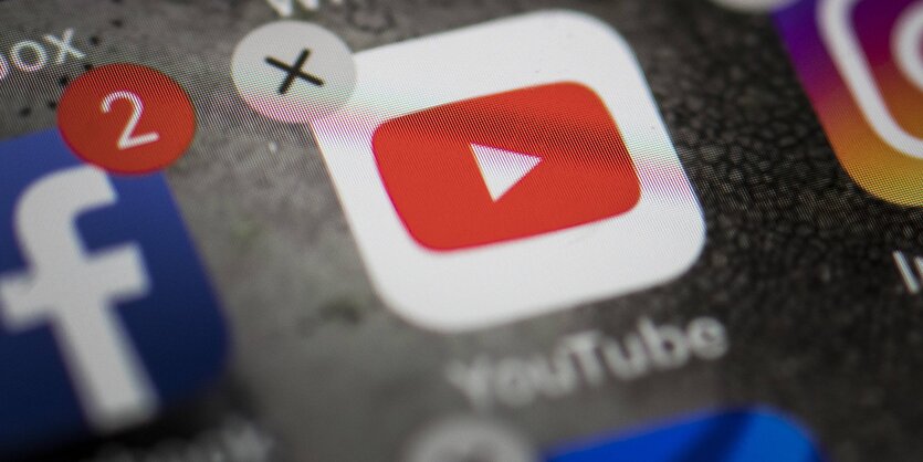 Facebook- und YouTube App auf einem Smartphone-Display