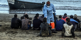 Migranten lassen ihre Temperatur messen