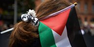 Demonstration mit palästinensischer Flagge in den Haaren