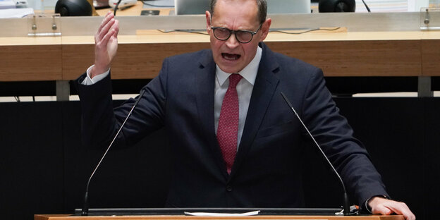 Das Foto zeigt einen erregten Regierungschef Michael Müller von der SPD am Rednerpult des Abgeordnetenhauses
