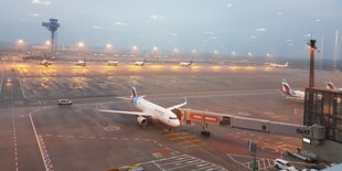 Die meisten Flugzeuge bleiben zurzeit am Boden. Blick von der Besucherterrasse des neuen City Airports Berlin-Brandenburg n